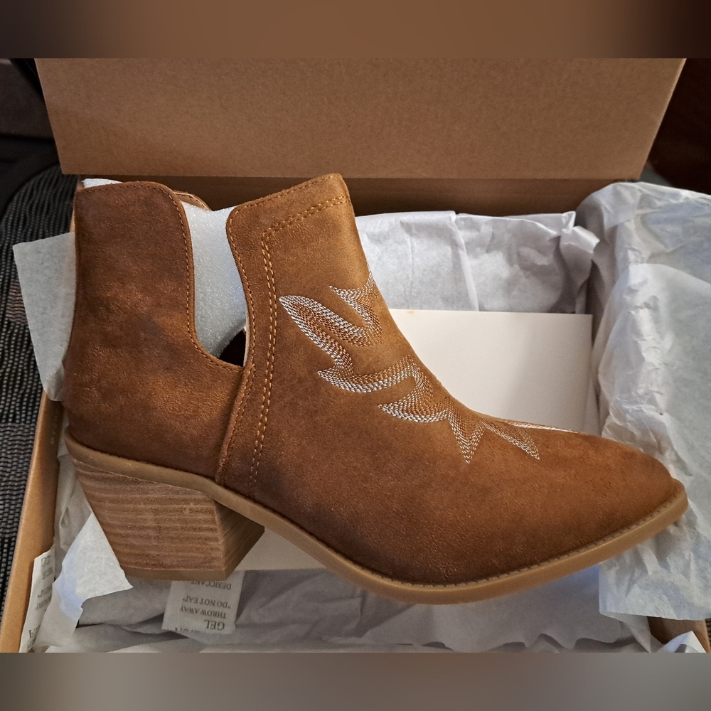 CUSHIONAIRE Western Boots BRAND NEW size 8 EMBROIDERED stacked heel BROWN - Picture 4 of 7